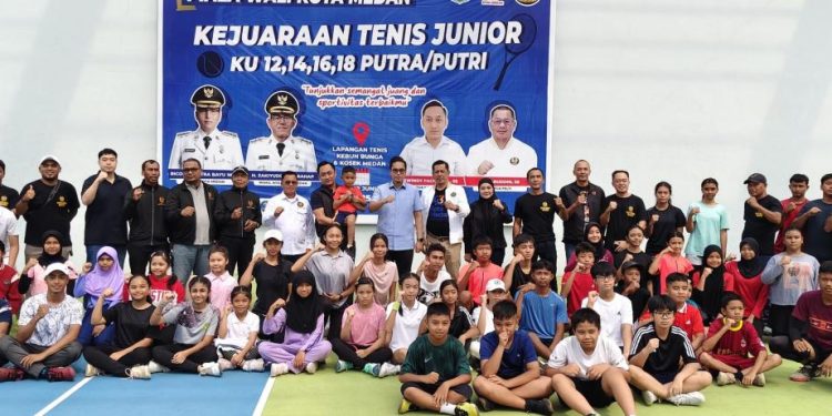 Rico Waas Buka Kejuaraan Tenis Junior Piala Wali Kota 